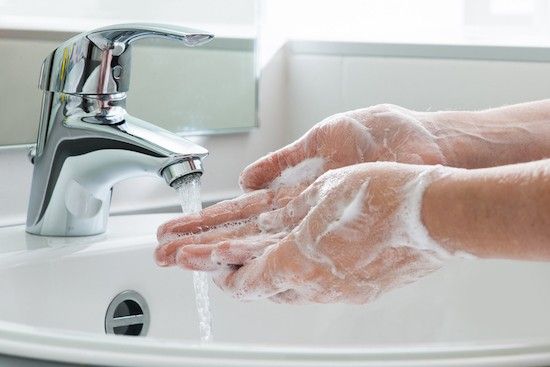 Como secar as mãos blinda sua saúde