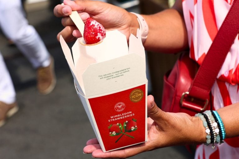 Por Trás do Tênis, um Clássico do Verão Britânico: Morangos com Creme em Wimbledon