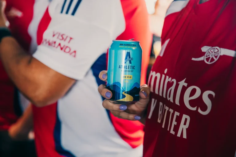 Athletic Brewing e Arsenal estendem parceria para cerveja sem álcool