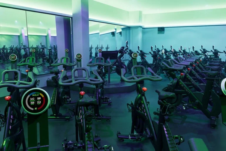 Revolt Cycling: A academia que transforma suor em energia