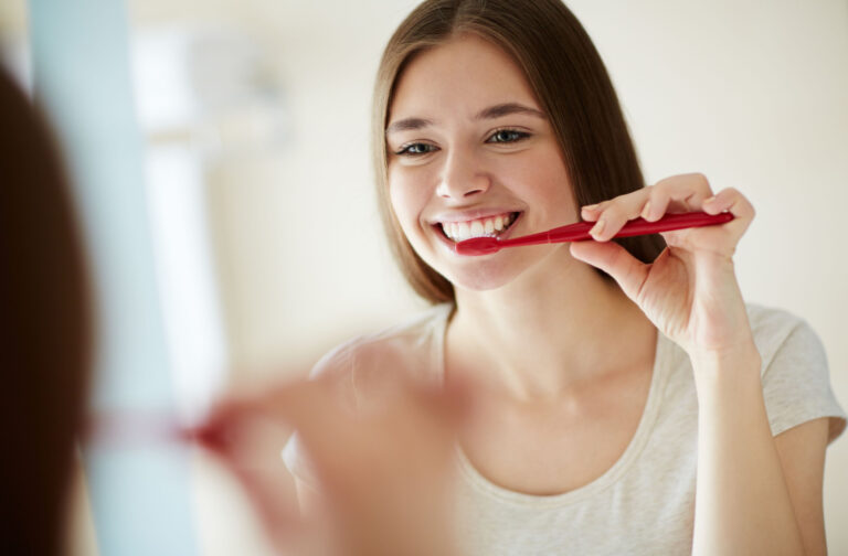 Por que escovar os dentes com a mão não dominante virou febre no wellness?
