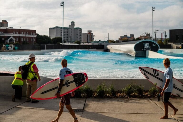 Parques de surfe aproveitam o boom dos clubes de bem-estar