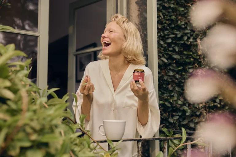 Midlife wellness em foco: Pamela Anderson lidera lançamento da Arrae