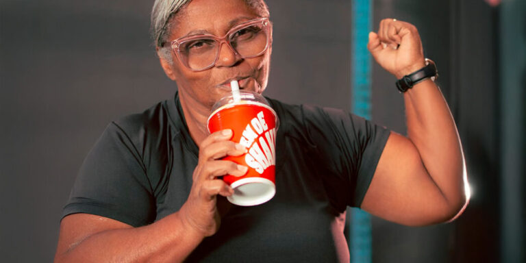 Pós-treino abençoado Bk lança shake proteico em nova campanha com Irmã Marluce