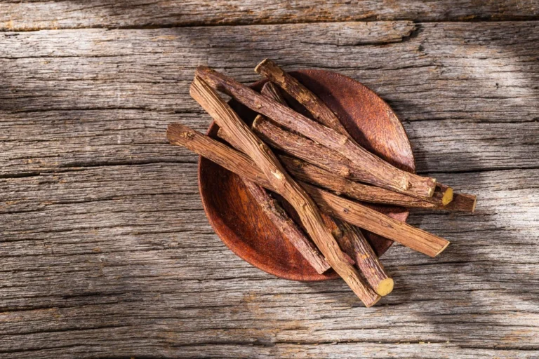 Alcaçuz: o ingrediente de wellness que pode estar sabotando sua pressão arterial
