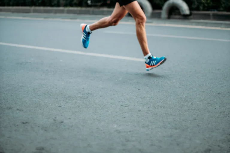 A corrida virou o novo rolê? Como a tecnologia está transformando o asfalto em ponto de encontro.