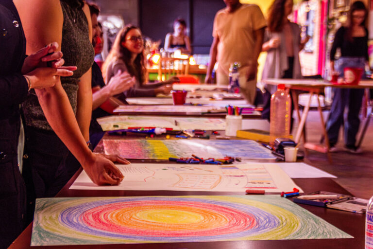 O Fim do Happy Hour? Como Ateliês se Tornaram a Nova Febre do Wellness Corporativo