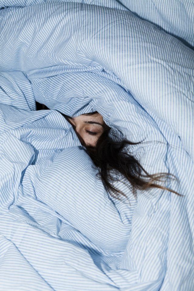 Sua posição de dormir pode turbinar seu cérebro. Entenda o porquê.
