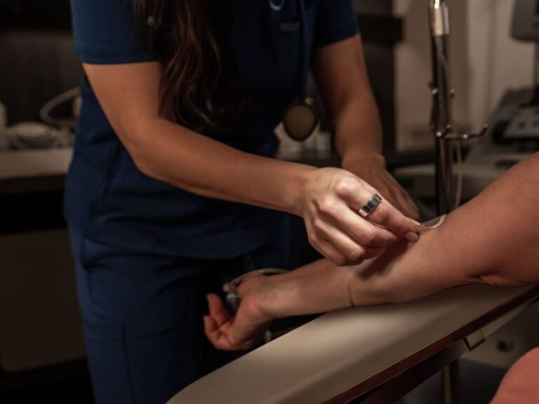 Oura Ring agora lê seu sangue: o futuro dos wearables chegou?