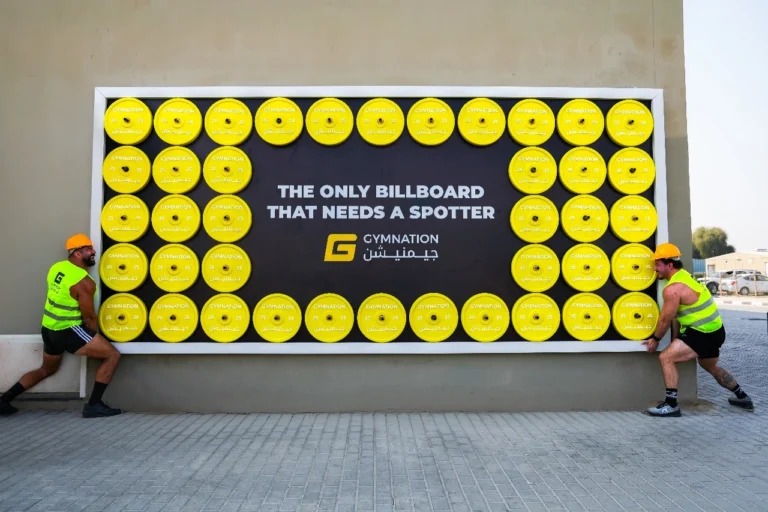 Força bruta no marketing: como a GymNation levantou um outdoor de 1 tonelada