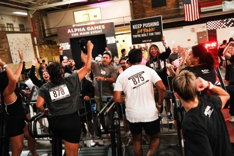 Alpha Fit Club: a academia que esgotou 900 vagas em 72h transformando treino em evento.