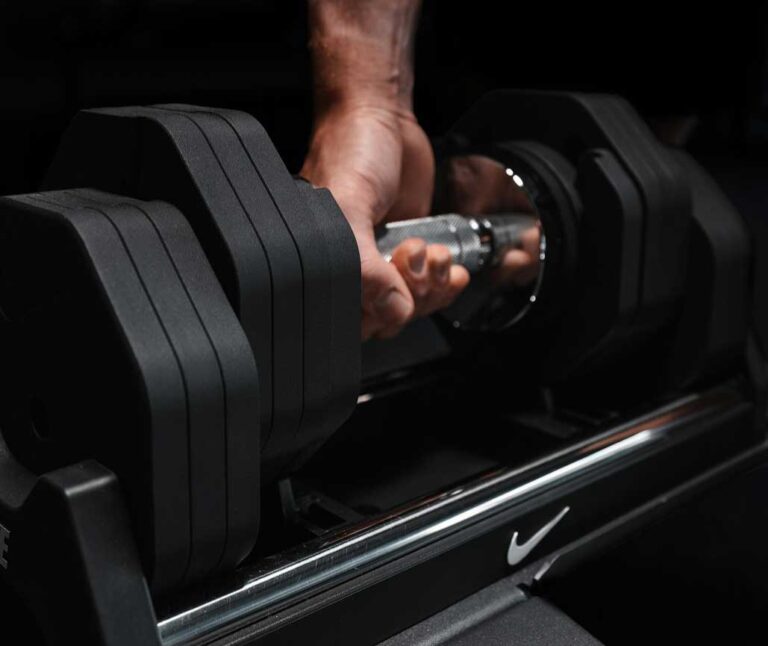 Nike Strength lança halteres ajustáveis que substituem 12 pesos em um único set compacto