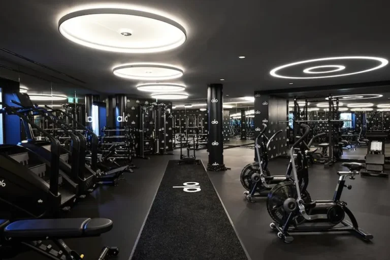 Alo Yoga: De legging a império do bem-estar de luxo