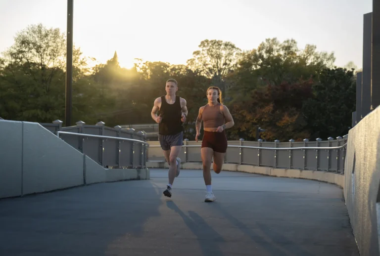 Esportes com raquete, Pilates e HIIT estão em alta, revela relatório da Garmin.