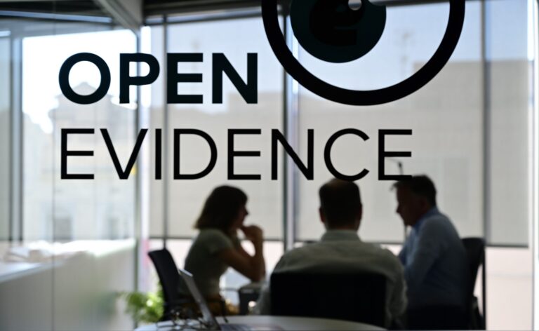 Esqueça o Dr. Google: OpenEvidence capta US$ 250 mi para ser o copiloto dos médicos