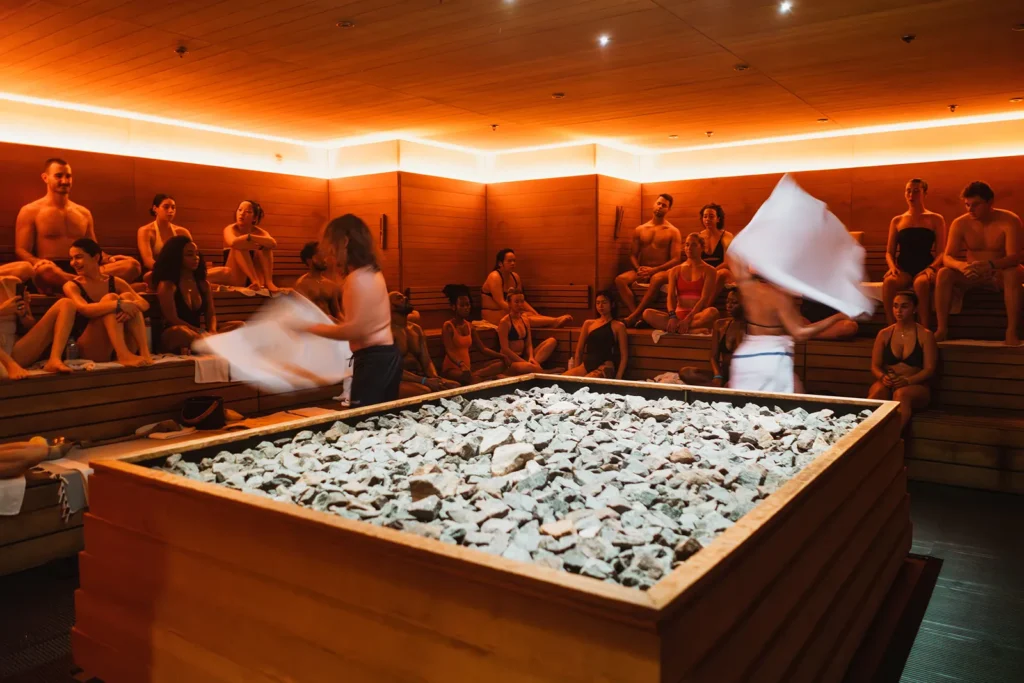 Saunas viraram o novo happy hour: a volta dos banhos públicos como “terceiro espaço”