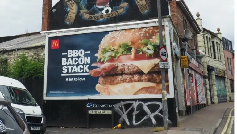 Reino Unido proíbe anúncios de fast food para combater obesidade