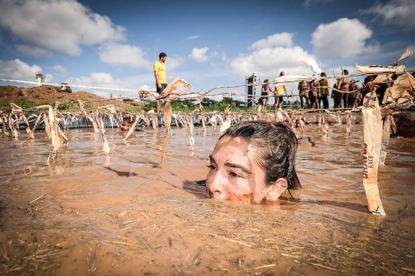 Da pista para o barro: corridas com obstáculos e fotos sujas de lama são a nova moda no Brasil