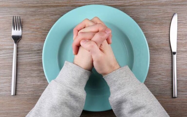 Jejum e a Ciência do Desconforto: Por que seu corpo precisa de uma pausa na comida ( e no conforto )