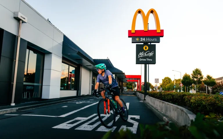 McDonald’s acaba de abrir um drive-thru para ciclistas