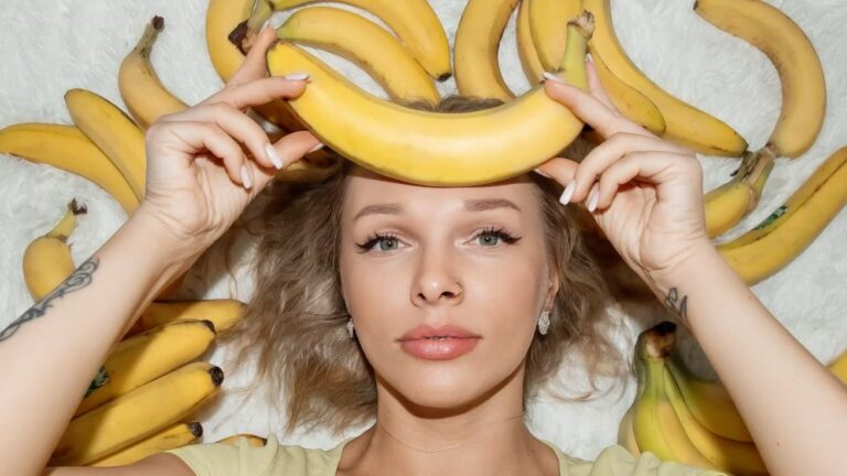 Comer bananas durante a menstruação pode ajudar a aliviar sintomas