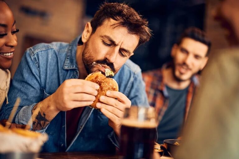 O brasileiro está trocando o cigarro pelo álcool e pelos ultraprocessados