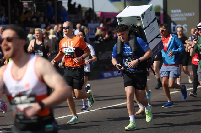 Homem corre Maratona de Londres com geladeira nas costas por causa nobre