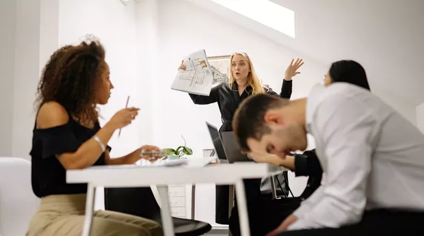 Ignorar a saúde mental dos trabalhadores agora rende multa de R$ 200 mil
