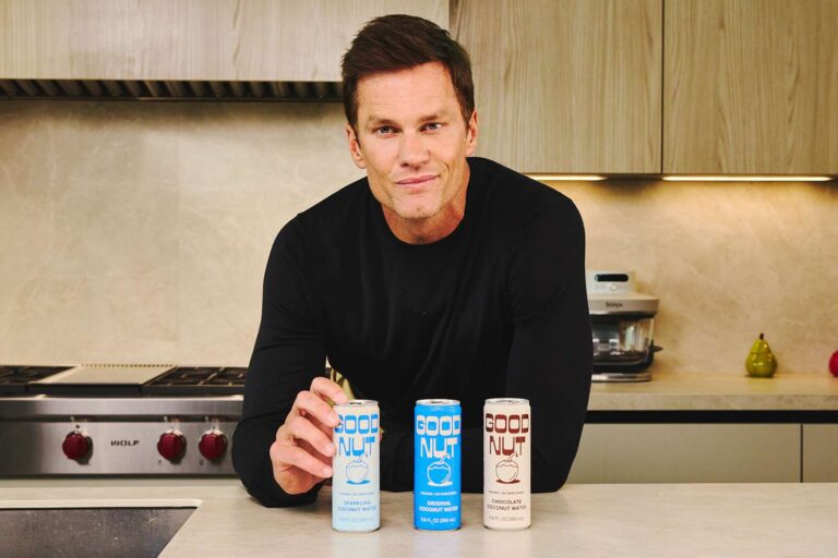 Astro do futebol americano Tom Brady lança marca de água de coco