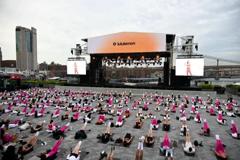 Lululemon aproveita verão dos EUA e libera 50 mil vagas grátis de yoga e pilates