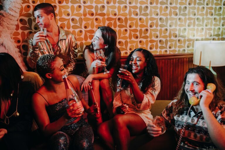 6 em cada 10 jovens cortam roupa e balada para bancar academia e skincare