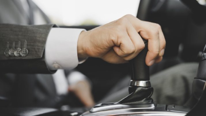 Dirigir carro manual pode estimular seu cérebro e ajudar a travar a demência