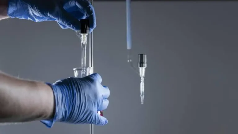 Anvisa alerta sobre injeções de vitamina na veia que promete rejuvenescimento