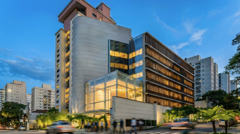Brasil ganha primeira faculdade exclusiva à psicologia da América Latina custando R$ 7 mil