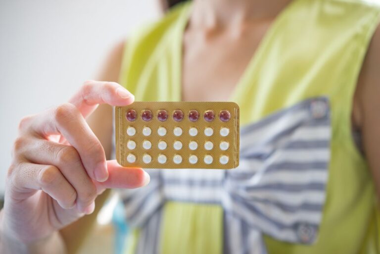 Anticoncepcionais e saúde mental: uma conversa que a medicina precisa aprofundar