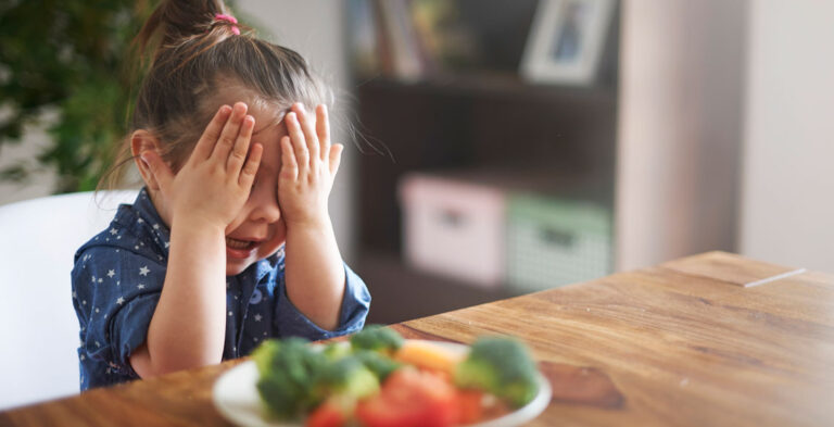 Ninguém nasce comendo mal. Alguém ensina.