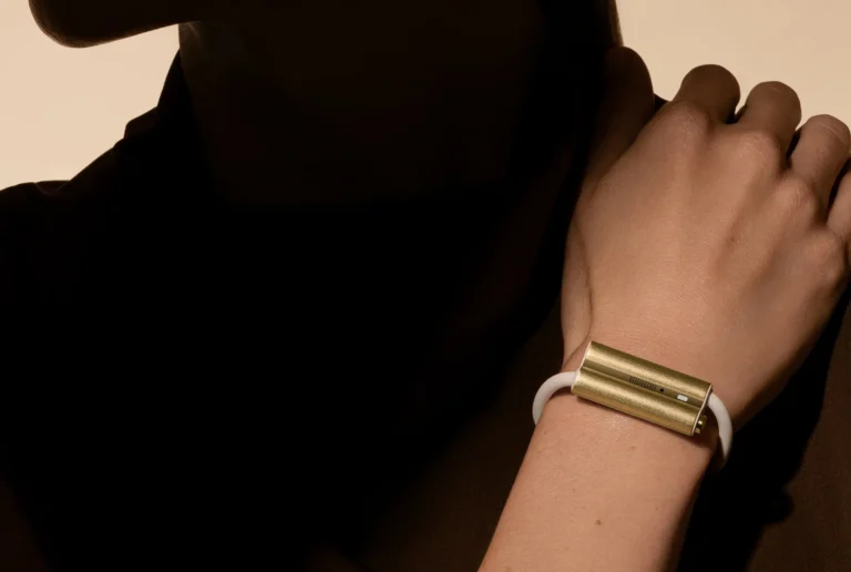 Fitbit lança pulseira sem tela para monitorar a saúde dos pais idosos