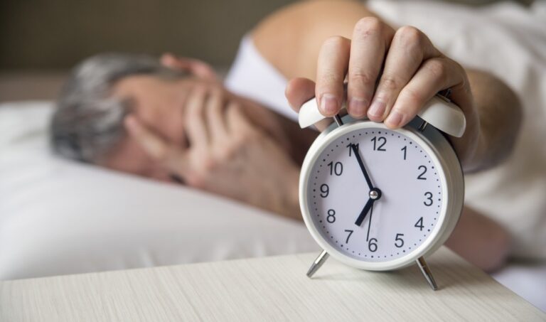 Dormir pouco prejudica seu cérebro. Mas existe algo que pode piorar ainda mais esse efeito.