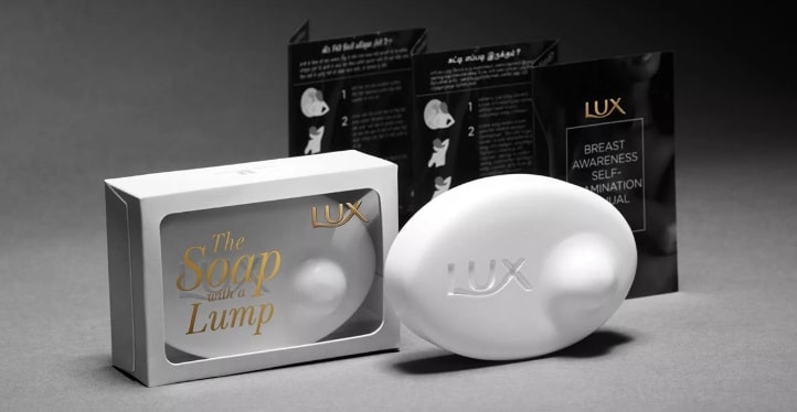 Lux transforma sabonete em guia para o autoexame de mama