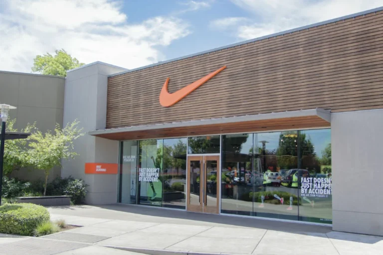 Ações da Nike caem cada vez mais e empresa anuncia plano para demitir funcionários