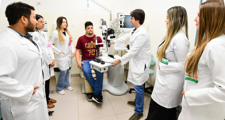 Agora estudantes de medicina precisam passar em uma avaliação para exercer a profissão