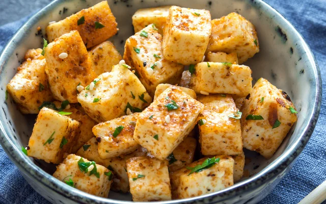 Tofu lidera ranking de proteínas de Cambridge e muda a régua do que é proteína boa